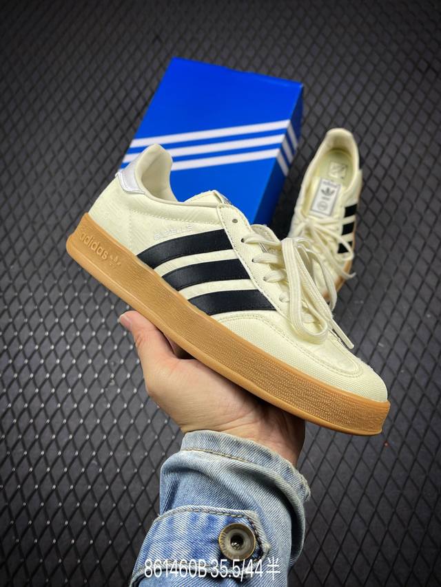 公司级adidas Gazzelle Indoor 三叶草休闲防滑耐磨低帮板鞋 鞋头出色设计 塑就出众贴合感 稳固的后跟贴合足部曲线设计 软弹舒适 不易磨脚 橡