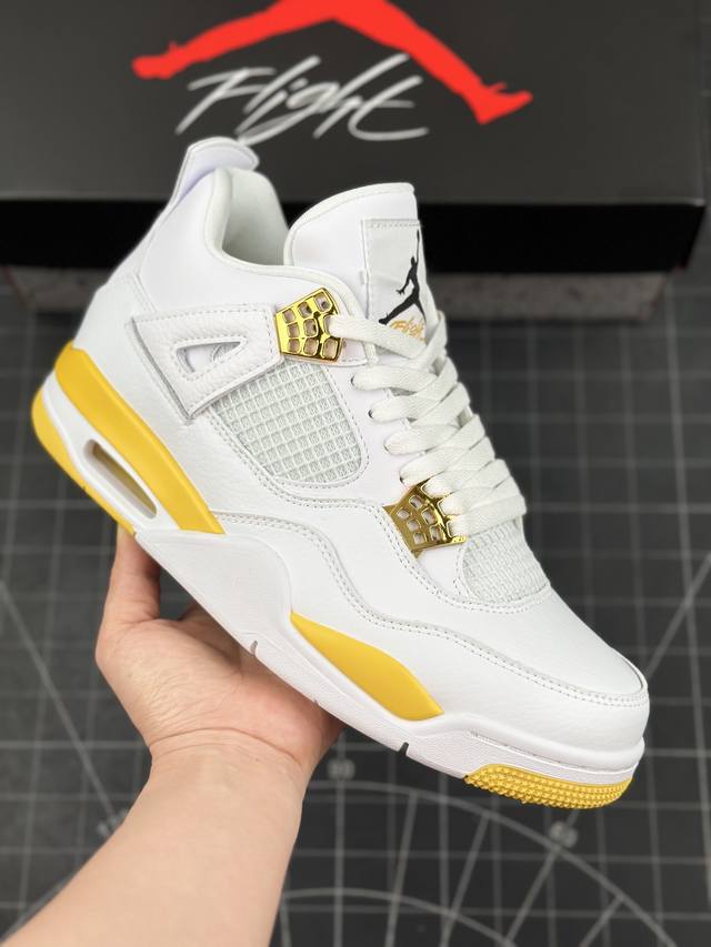 本地 核心私 air Jordan 4 Retro Wnns Vivid Sulfura 白雷公 乔丹篮球鞋系列 鞋身整体采用白色皮革鞋面设计，辅以黄色细节，鞋