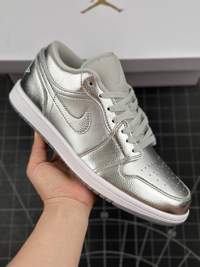 本地 核心私 air Jordan 1 Low Metallic Silver Aj1 乔1灰银 低帮文化休闲板鞋 #整双鞋以灰色搭配银色示人，不仅如此，通过在