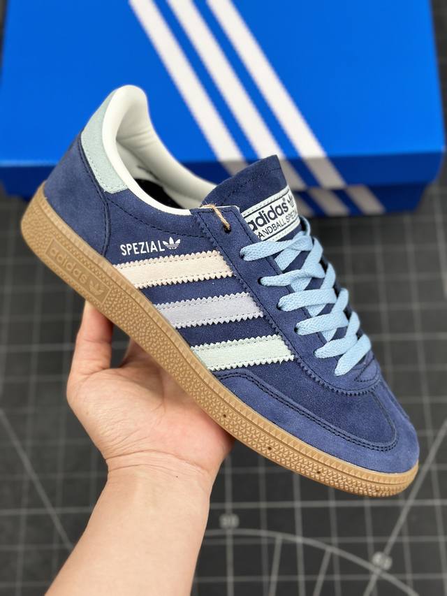 本地 核心私 阿迪达斯 Adidas Handball Spezial 三叶草学院风复古休闲板鞋 德训鞋 橡胶底柔软皮革经典运动鞋板鞋。圆头、缝合拼接设计、正面