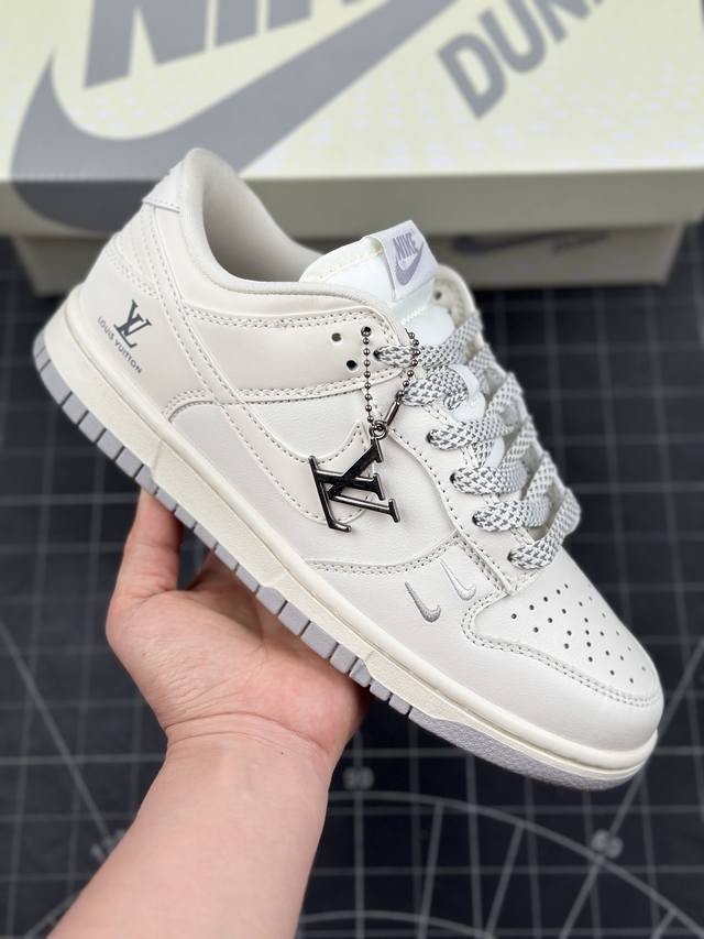 本地 核心私 louis Vuitton X Nike Dunk Sb Low 路易威登 X 耐克 Sb 低帮联名 迷你双勾白灰 低帮休闲运动板鞋 鞋身以米白色