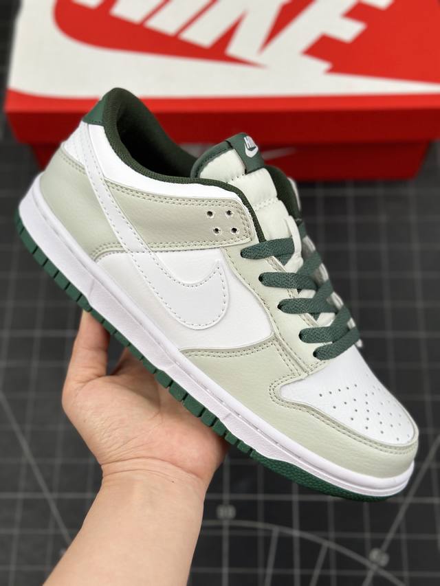 本地 核心私 耐克 Nike Dunk Low Vintage Green 复古浅白绿 经典低帮休闲运动滑板鞋 整双鞋以灰白色鞋面搭配不错质感的皮质示人，而在内