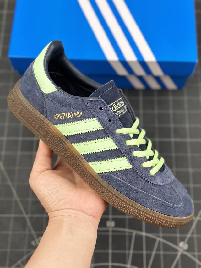 本地 核心私 adidas Originals Handball Spezial W 手球运动员系列百搭休闲运动板鞋 这款来自阿迪达斯的这款handball S