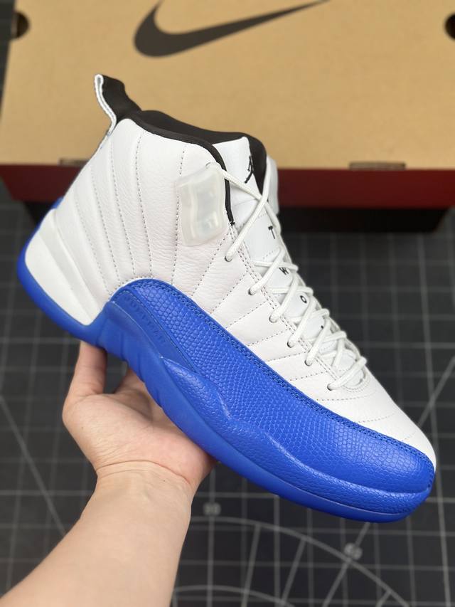 本地 核心私 air Jordan 12 Retro 高帮 白蓝黑 Aj12 乔丹12代 乔丹篮球鞋系列 鞋身整体采用蓝白皮革搭配黑色内衬，鞋头黑色的jumpm