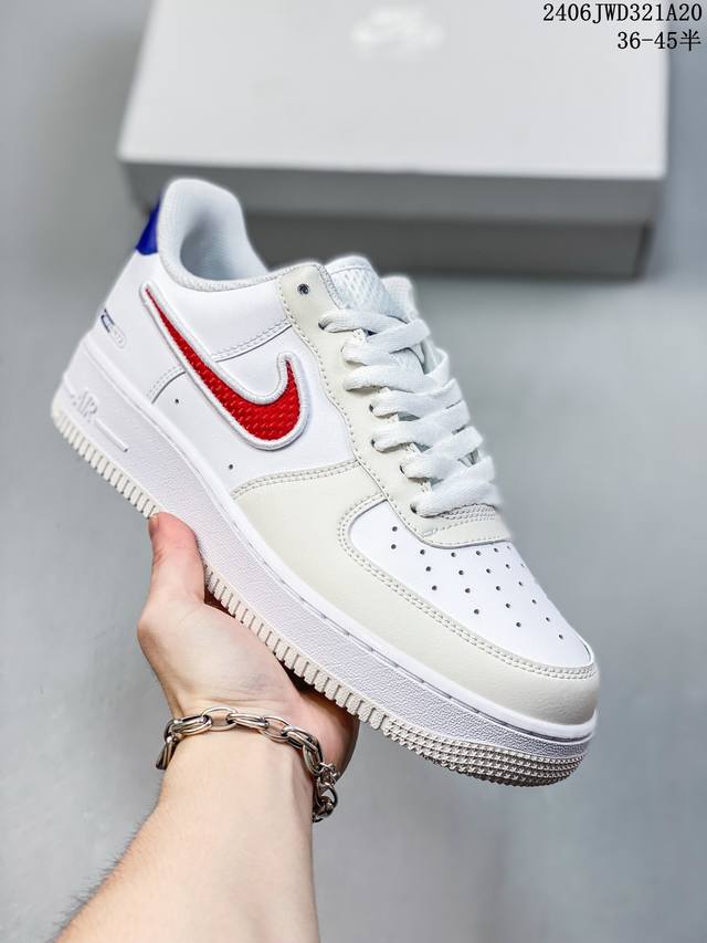 公司级耐克nike Air Force 1 Low 空军一号低帮百搭休闲运动板鞋。柔软、弹性十足的缓震性能和出色的中底设计，横跨复古与现代的外型结合，造就出风靡