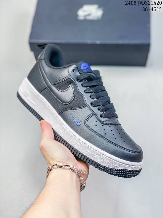 公司级耐克nike Air Force 1 Low 空军一号低帮百搭休闲运动板鞋。柔软、弹性十足的缓震性能和出色的中底设计，横跨复古与现代的外型结合，造就出风靡