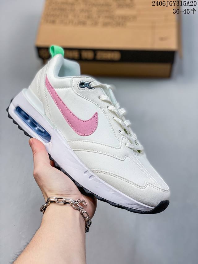 Nk Air Max Dawn 全新缓震气垫跑鞋 #鞋款带来新的外底和鞋帮额外尺寸为鞋子的耐久设计线条增添了新能量。从配色上彰显出浓厚的复古气质。最大的亮点当属