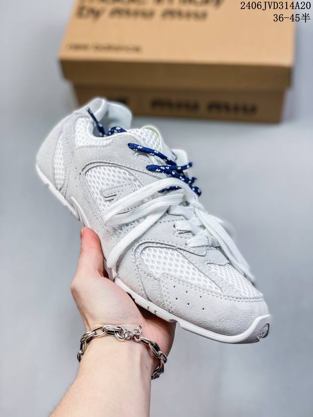 Miumiu X New Balance 530系列 意大利奢侈品牌 缪缪联名款低帮经典复古休闲运动慢跑鞋 鞋款采用解构和轻盈的设计，彷旧的布料包覆着 New