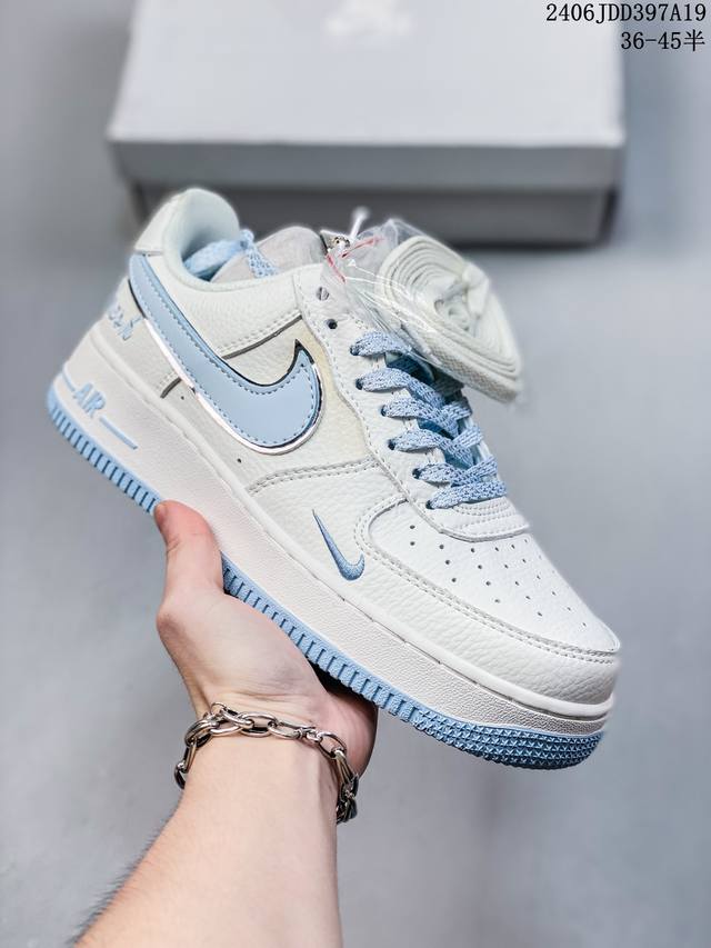 公司级耐克nike Air Force 1 Low 空军一号低帮百搭休闲运动板鞋。柔软、弹性十足的缓震性能和出色的中底设计，横跨复古与现代的外型结合，造就出风靡