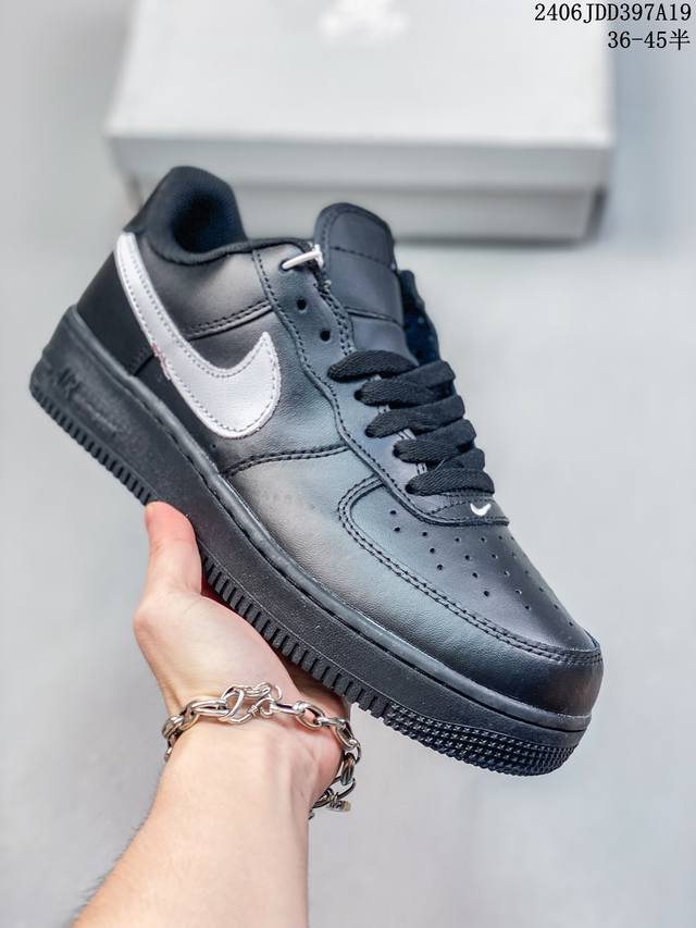 公司级耐克nike Air Force 1 Low 空军一号低帮百搭休闲运动板鞋。柔软、弹性十足的缓震性能和出色的中底设计，横跨复古与现代的外型结合，造就出风靡