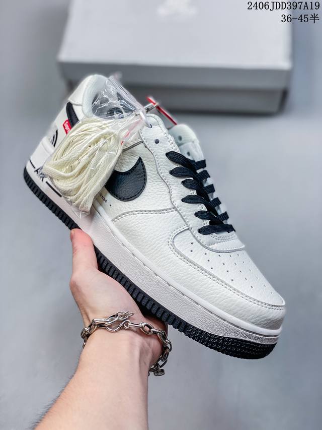 公司级耐克nike Air Force 1 Low 空军一号低帮百搭休闲运动板鞋。柔软、弹性十足的缓震性能和出色的中底设计，横跨复古与现代的外型结合，造就出风靡