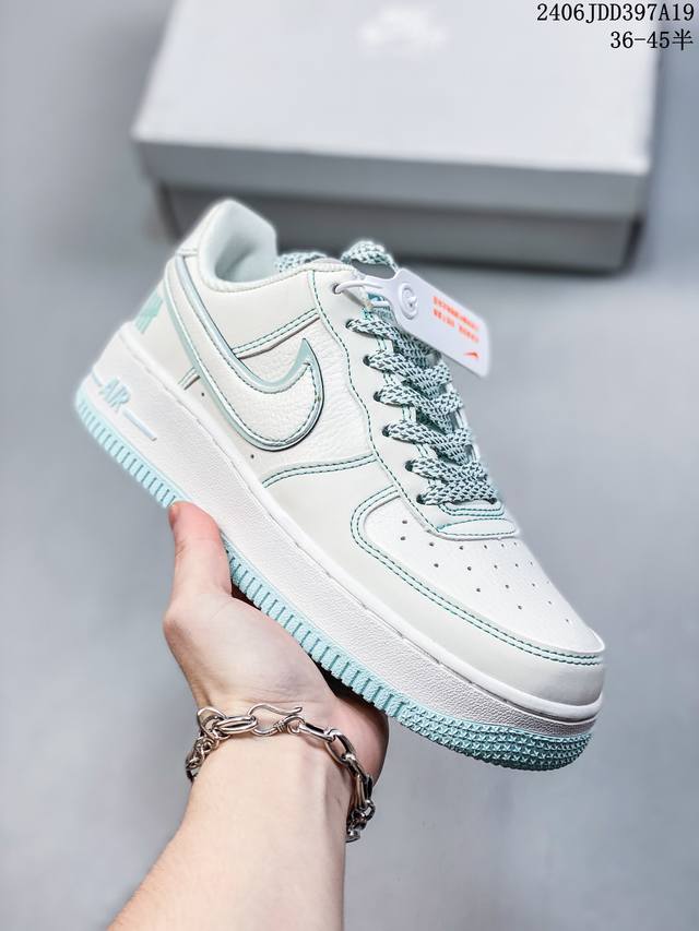 公司级耐克nike Air Force 1 Low 空军一号低帮百搭休闲运动板鞋。柔软、弹性十足的缓震性能和出色的中底设计，横跨复古与现代的外型结合，造就出风靡