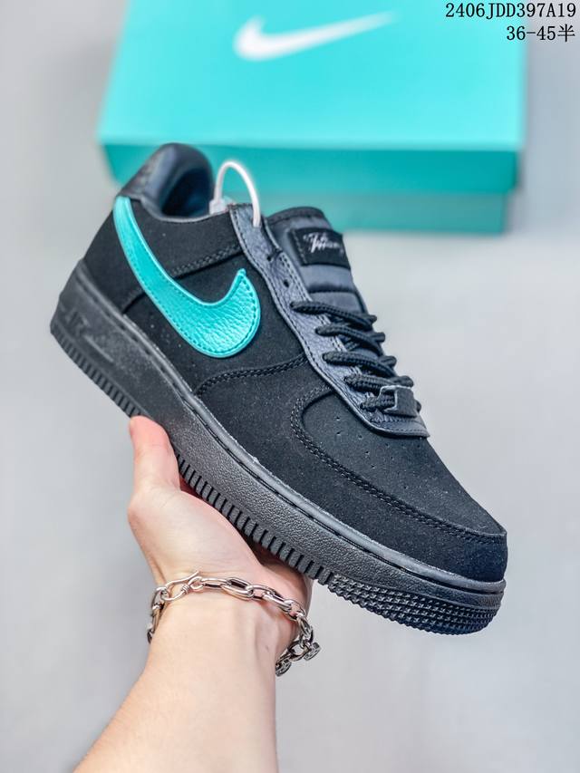 公司级耐克nike Air Force 1 Low 空军一号低帮百搭休闲运动板鞋。柔软、弹性十足的缓震性能和出色的中底设计，横跨复古与现代的外型结合，造就出风靡