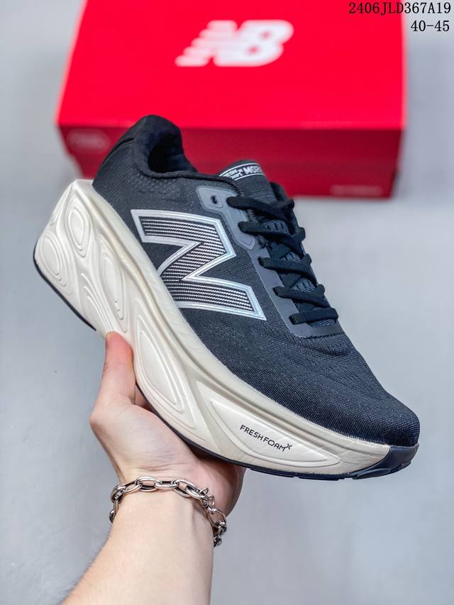 New Balance Nb Fresh Foam X More V3Tds防滑耐磨低帮跑步鞋 黑，拼接鞋面赋予双足出色的舒适感与酷爽体验。外观设计穿着简易，轻