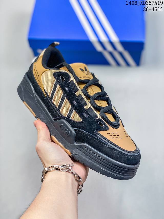 阿迪达斯 Adidas Originals Adi2000 'Cny' 经典运动板鞋 以 00 年代早期球场风鞋款为蓝本，造型醒目，旨在伴你踏上新旅程。层叠式皮