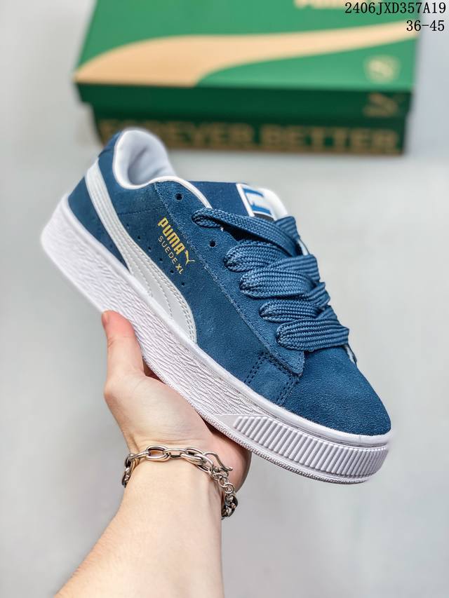 彪马puma Suede男女板鞋个性时尚翻毛皮代购正品24年新鞋身以细腻的绒面麂皮包裹，中底选择了与德训鞋类似的生胶材质打造。并且厚度十分可观，相信可以将脚感与