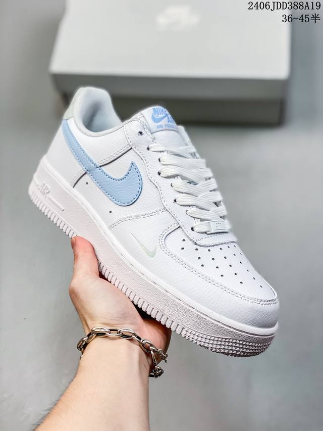 公司级耐克nike Air Force 1 Low 空军一号低帮百搭休闲运动板鞋。柔软、弹性十足的缓震性能和出色的中底设计，横跨复古与现代的外型结合，造就出风靡