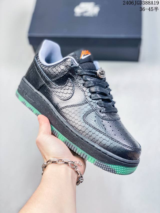 公司级耐克nike Air Force 1 Low 空军一号低帮百搭休闲运动板鞋。柔软、弹性十足的缓震性能和出色的中底设计，横跨复古与现代的外型结合，造就出风靡