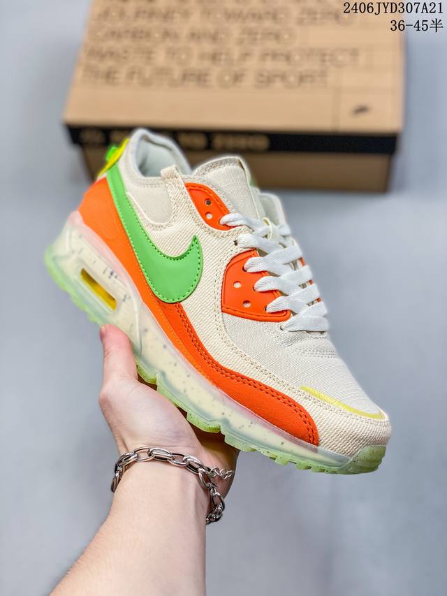 耐克 Nike Air Max90 Futura 运动鞋男女鞋--从设计到测试再到造型。脚趾周围的锯齿形边缘和部分浮动的swoosh提供精心制作的奢华感。多道工