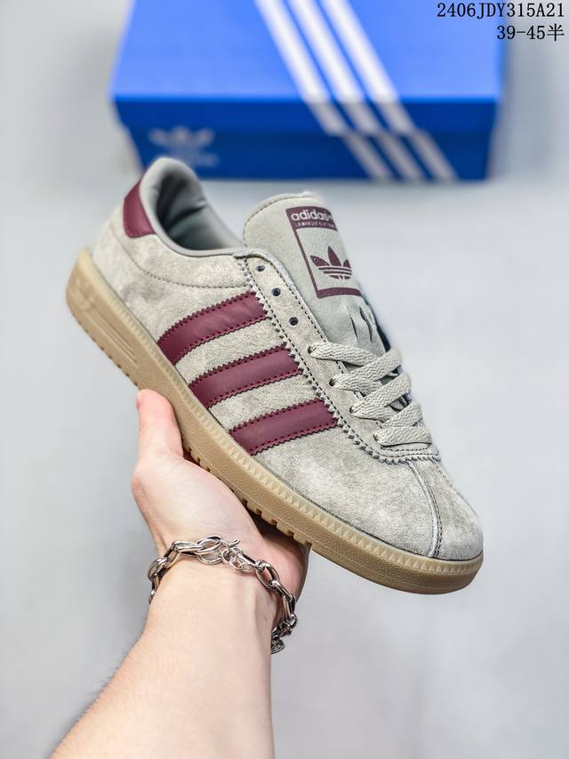 真标 阿迪达斯 Adidas Wb Pony Tonal Samba 运动板鞋 经典三叶草与德训鞋结合 复古种草。2023年，是阿迪达斯samba之年。Samb