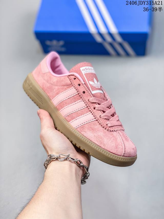 真标 阿迪达斯 Adidas Wb Pony Tonal Samba 运动板鞋 经典三叶草与德训鞋结合 复古种草。2023年，是阿迪达斯samba之年。Samb