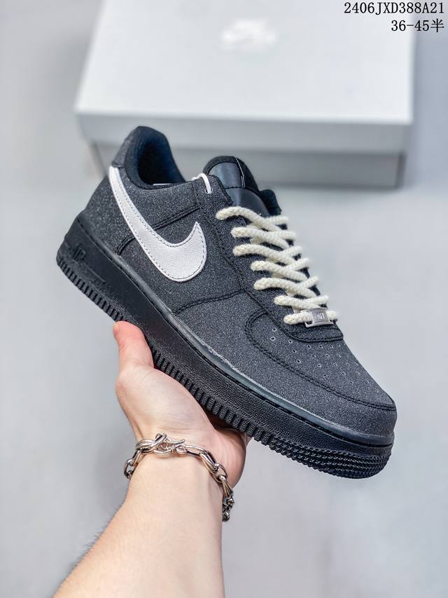 耐克 Nike Air Force 1 '07 Low 空军一号满钻 低帮百搭厚底增高休闲运动板鞋。柔软、弹性十足的缓震性能和出色的中底设计，横跨复古与现代的外