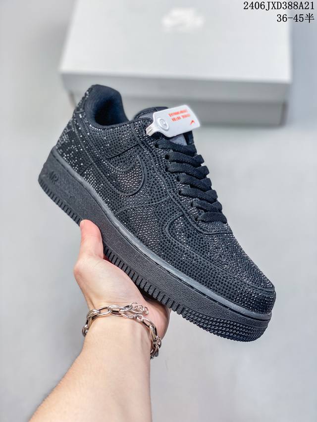 耐克 Nike Air Force 1 '07 Low 空军一号满钻 低帮百搭厚底增高休闲运动板鞋。柔软、弹性十足的缓震性能和出色的中底设计，横跨复古与现代的外