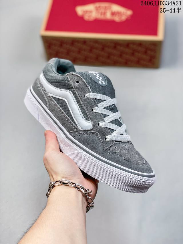 Vans Old Skool 经典复古防滑耐磨低帮板鞋男女联名款 棕色豹纹构成全新的配色，采用全麂皮鞋面鞋，黑色内搭章显经典长青配色！ 货号：Vn000Cr5C