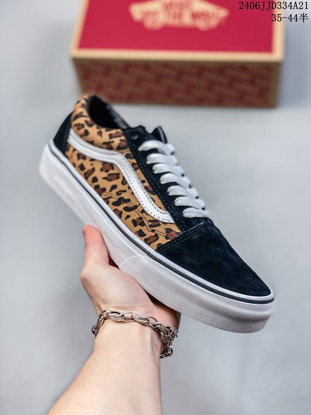 Vans Old Skool 经典复古防滑耐磨低帮板鞋男女联名款 棕色豹纹构成全新的配色，采用全麂皮鞋面鞋，黑色内搭章显经典长青配色！ 货号：Vn000Cr5C