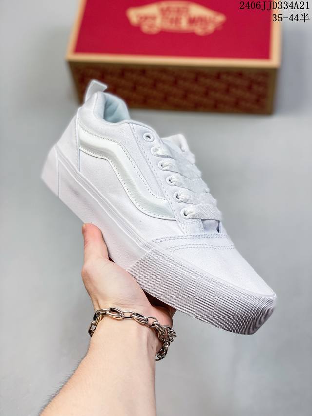 Vans Old Skool 经典复古防滑耐磨低帮板鞋男女联名款 棕色豹纹构成全新的配色，采用全麂皮鞋面鞋，黑色内搭章显经典长青配色！ 货号：Vn000Cr5C