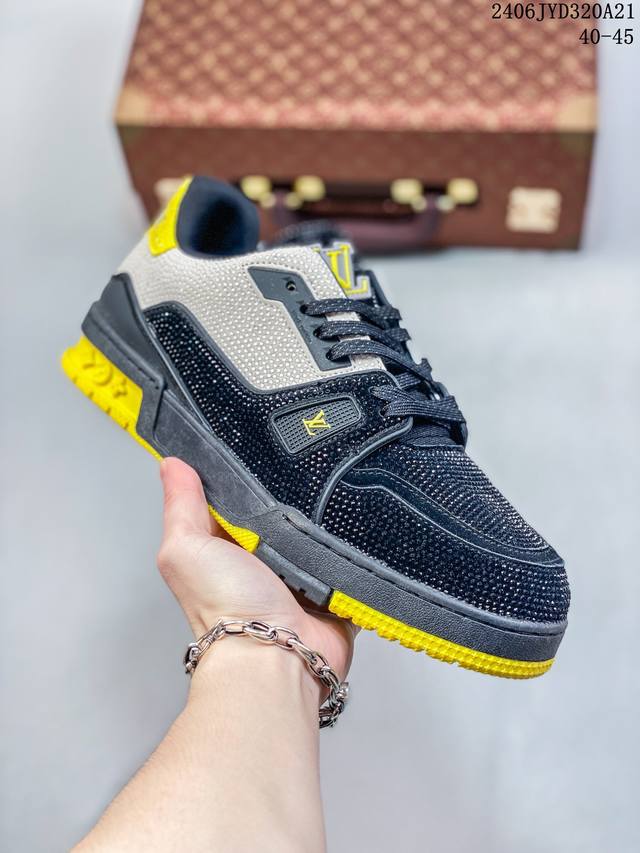 公司级路易威登 Louis Vuitton Lv路易威登板鞋 新款 Lv Trainer最新配色运动鞋 L家 篮球鞋风格运动鞋 该鞋由艺术总监 Virgil A