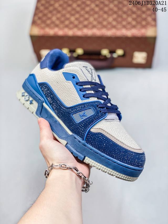 公司级路易威登 Louis Vuitton Lv路易威登板鞋 新款 Lv Trainer最新配色运动鞋 L家 篮球鞋风格运动鞋 该鞋由艺术总监 Virgil A