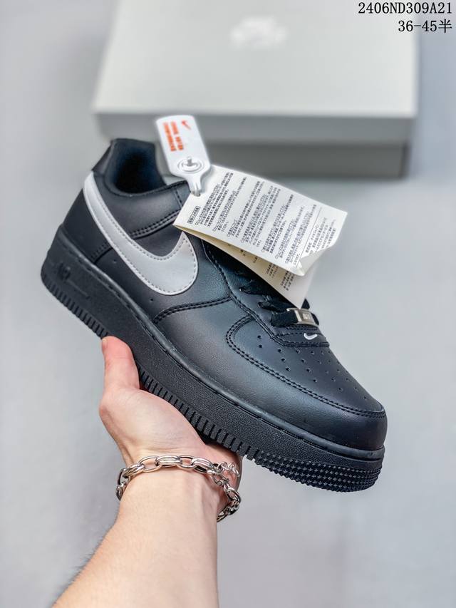 公司级耐克nike Air Force 1 Low 空军一号低帮百搭休闲运动板鞋。柔软、弹性十足的缓震性能和出色的中底设计，横跨复古与现代的外型结合，造就出风靡