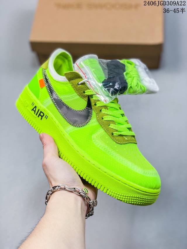 公司级耐克nike Air Force 1 Low 空军一号低帮百搭休闲运动板鞋。柔软、弹性十足的缓震性能和出色的中底设计，横跨复古与现代的外型结合，造就出风靡