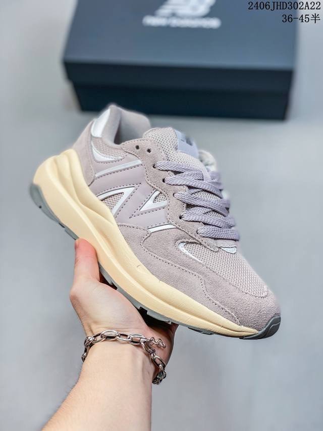 公司级new Balance Nb5740系列 凭借多种严选的优质素材重塑出让人耳目一新又充满层次感的革新中低结构。为呼应90年代的巨大化潮流，鞋侧也点题采用了