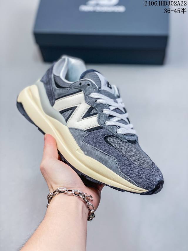 公司级new Balance Nb5740系列 凭借多种严选的优质素材重塑出让人耳目一新又充满层次感的革新中低结构。为呼应90年代的巨大化潮流，鞋侧也点题采用了