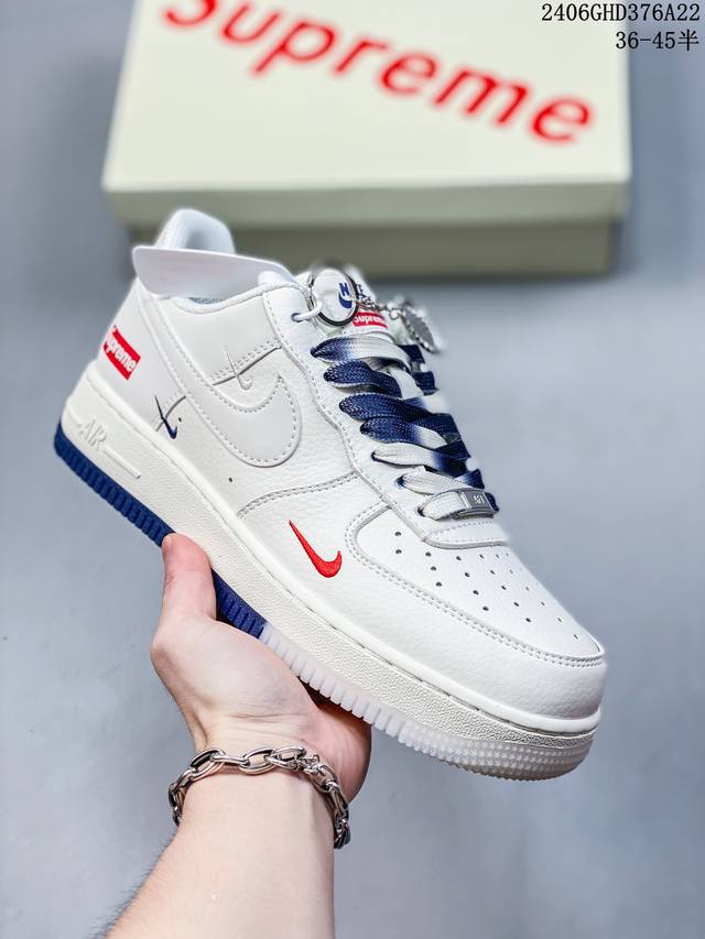 公司级耐克nike Air Force 1 Low 空军一号低帮百搭休闲运动板鞋。柔软、弹性十足的缓震性能和出色的中底设计，横跨复古与现代的外型结合，造就出风靡