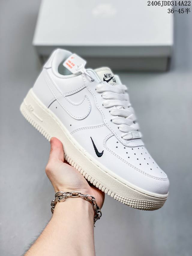 公司级耐克nike Air Force 1 Low 空军一号低帮百搭休闲运动板鞋。柔软、弹性十足的缓震性能和出色的中底设计，横跨复古与现代的外型结合，造就出风靡