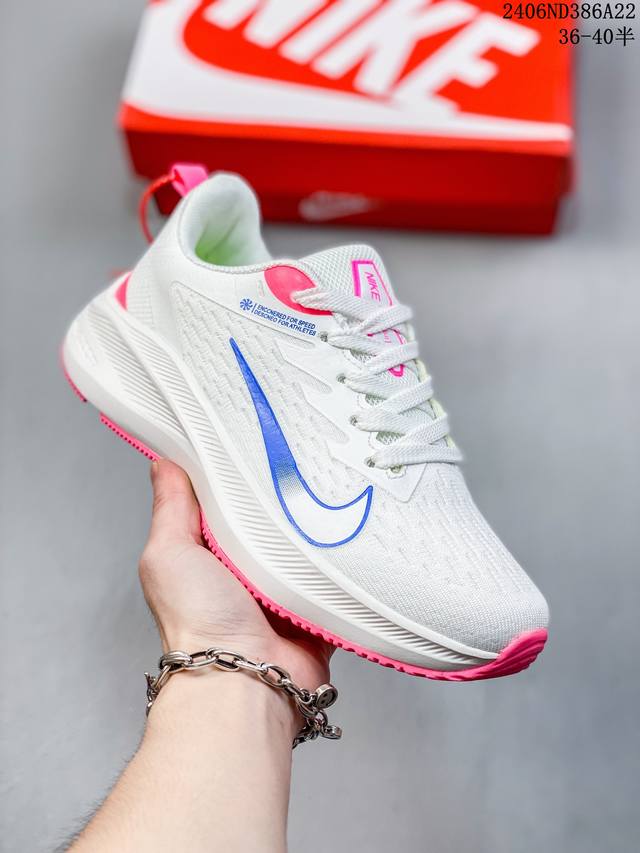 公司级内置气垫！耐克nike Zoom Winflo 8 登月w8轻质透气休闲运动跑步鞋。升级中底为cushlon St，材质上更显得轻盈透气，耐磨性提高同时也