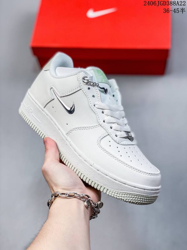 公司级耐克nike Air Force 1 Low 空军一号低帮百搭休闲运动板鞋。柔软、弹性十足的缓震性能和出色的中底设计，横跨复古与现代的外型结合，造就出风靡