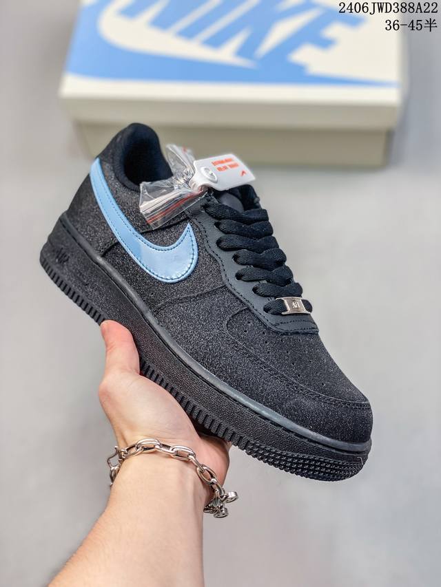 公司级耐克nike Air Force 1 Low 空军一号低帮百搭休闲运动板鞋。柔软、弹性十足的缓震性能和出色的中底设计，横跨复古与现代的外型结合，造就出风靡