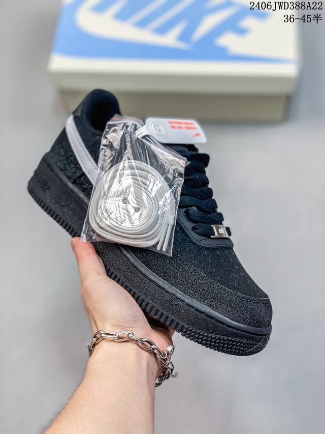 公司级耐克nike Air Force 1 Low 空军一号低帮百搭休闲运动板鞋。柔软、弹性十足的缓震性能和出色的中底设计，横跨复古与现代的外型结合，造就出风靡