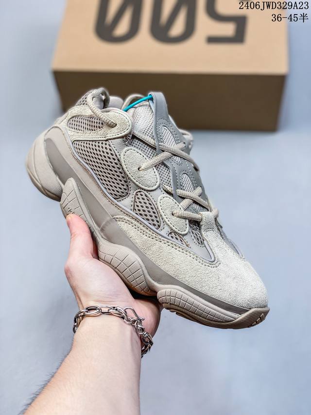 Adidas 阿迪达斯 Yeezy 500 椰子 男女复古老爹鞋跑步鞋厚底老爹鞋。要说 Yeezy 家族中最有质感的鞋款，那 Yeezy 500 绝对排得上号。