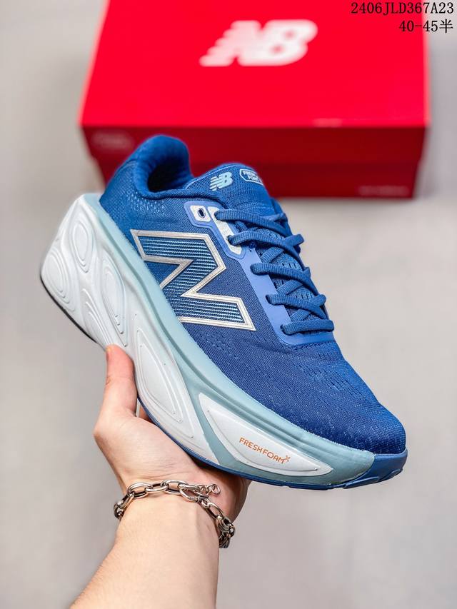 New Balance Nb Fresh Foam X More V3Tds防滑耐磨低帮跑步鞋 黑，拼接鞋面赋予双足出色的舒适感与酷爽体验。外观设计穿着简易，轻