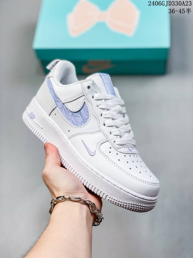 公司级耐克nike Air Force 1 Low 空军一号低帮百搭休闲运动板鞋。柔软、弹性十足的缓震性能和出色的中底设计，横跨复古与现代的外型结合，造就出风靡