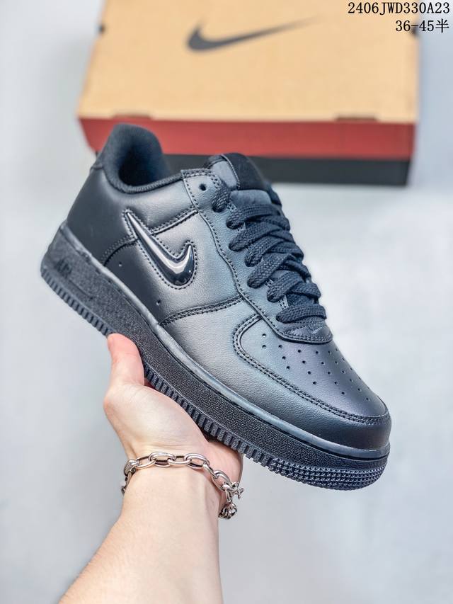 公司级耐克nike Air Force 1 Low 空军一号低帮百搭休闲运动板鞋。柔软、弹性十足的缓震性能和出色的中底设计，横跨复古与现代的外型结合，造就出风靡