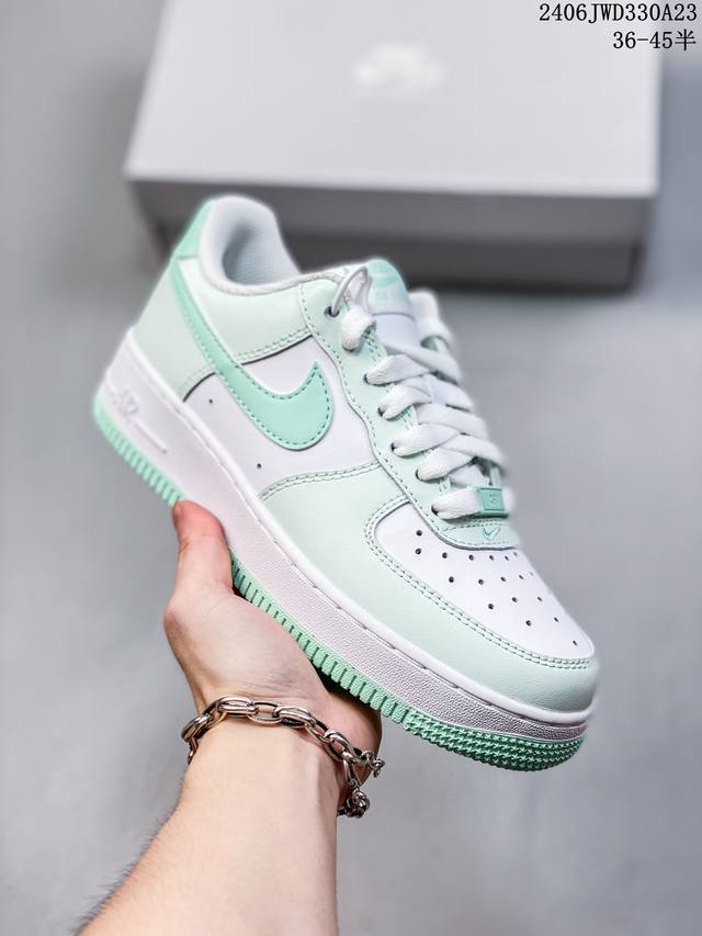 公司级耐克nike Air Force 1 Low 空军一号低帮百搭休闲运动板鞋。柔软、弹性十足的缓震性能和出色的中底设计，横跨复古与现代的外型结合，造就出风靡