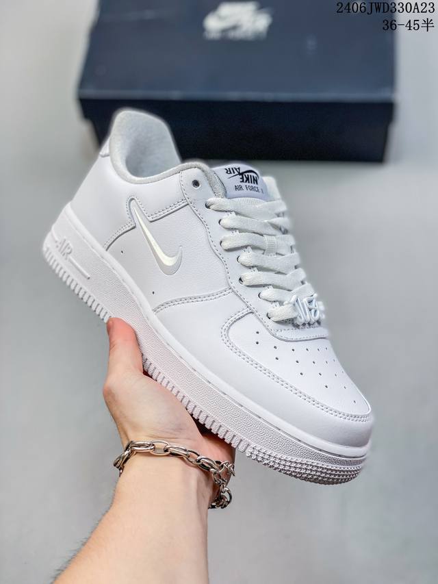 公司级耐克nike Air Force 1 Low 空军一号低帮百搭休闲运动板鞋。柔软、弹性十足的缓震性能和出色的中底设计，横跨复古与现代的外型结合，造就出风靡