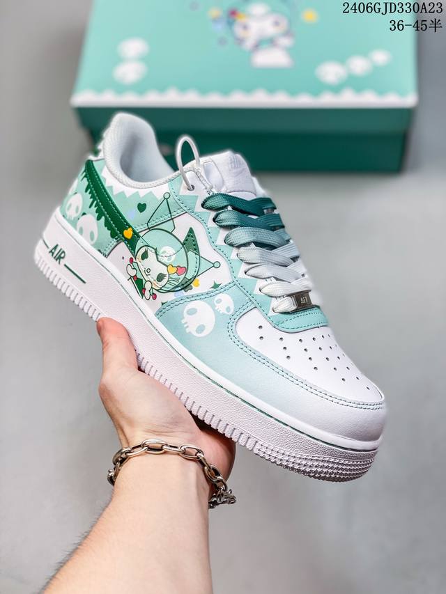 公司级耐克nike Air Force 1 Low 空军一号低帮百搭休闲运动板鞋。柔软、弹性十足的缓震性能和出色的中底设计，横跨复古与现代的外型结合，造就出风靡