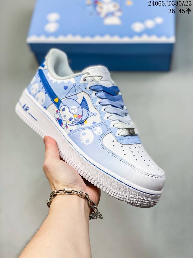 公司级耐克nike Air Force 1 Low 空军一号低帮百搭休闲运动板鞋。柔软、弹性十足的缓震性能和出色的中底设计，横跨复古与现代的外型结合，造就出风靡